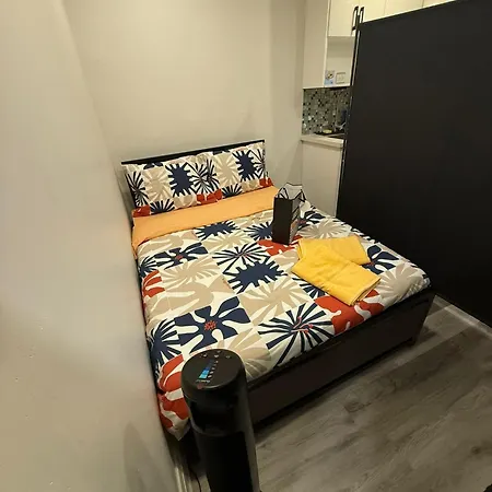 Budget Friendly Partitioned Room At Queen St- Ideal For Solo Travellers